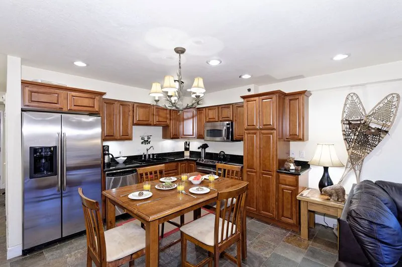 65f9b17f3c9ed1 Bed Deluxe Kitchen Crestwood Condominiums