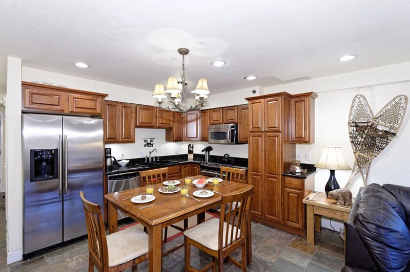 65f9b17f3c9ed1 Bed Deluxe Kitchen Crestwood Condominiums