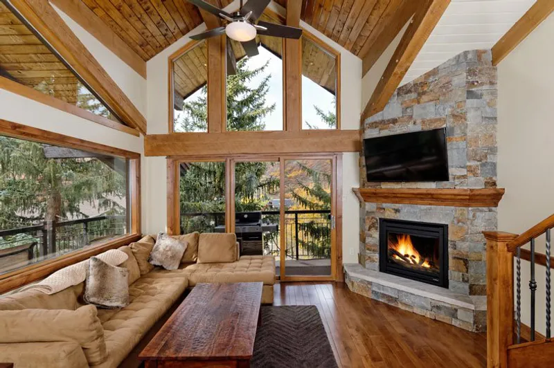 65f9b2f86d14b2 Bed Loft Premier Crestwood Condominiums