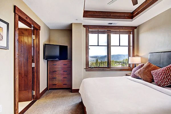 660eaaea7ce421 Bed Condo Bedroom One Ski Hill Place Breckenridge USA