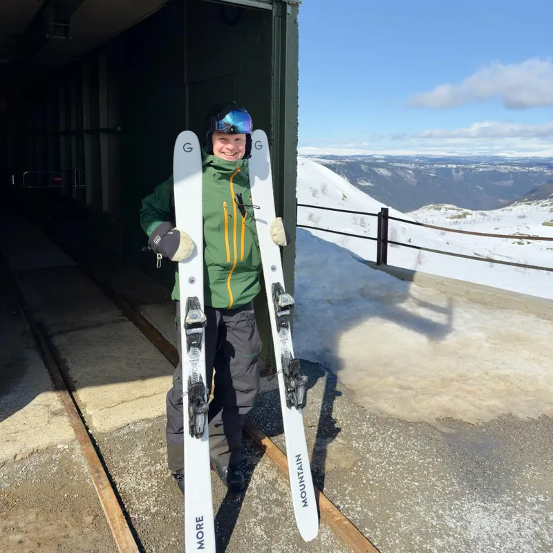 6644e8bfe1ded Andy Hemingway with his Gausta skis