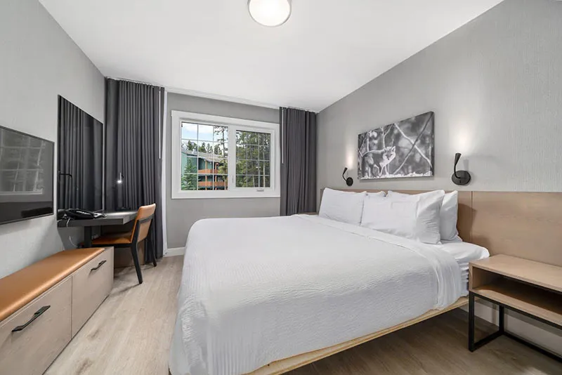 6659bb5674952 Lake Louise Inn Deluxe One Bedroom Suite Bedroom