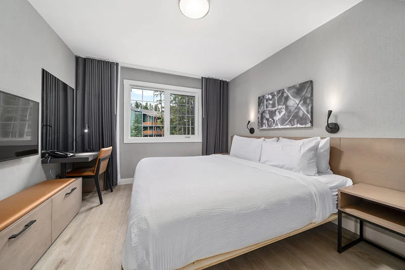 6659bb5674952 Lake Louise Inn Deluxe One Bedroom Suite Bedroom