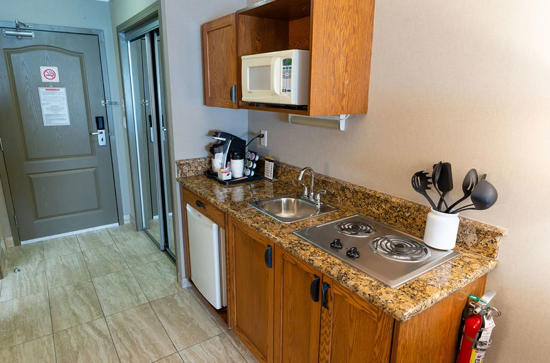 66607aeca4239 Best Western Plus Fernie Mountain Lodge Suite Kitchenette