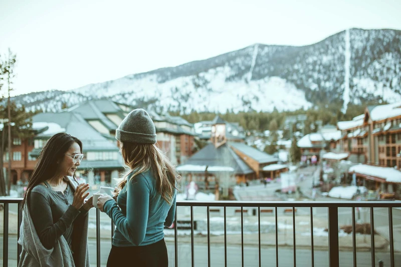 Zalanta Resort - Friends enjoying hot drinks outside