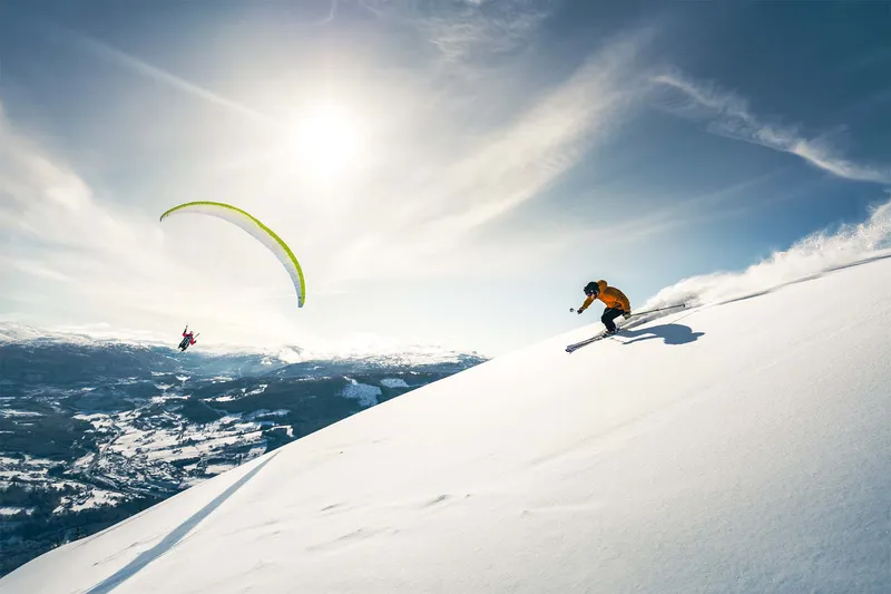 Voss Resort - Skier and Paraglider - © NHoS - Jon_Hunnålvatn