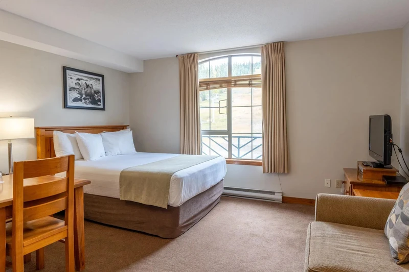 66c7433020d61 Sundance Lodge Mountain View Two Guests Queen Bed