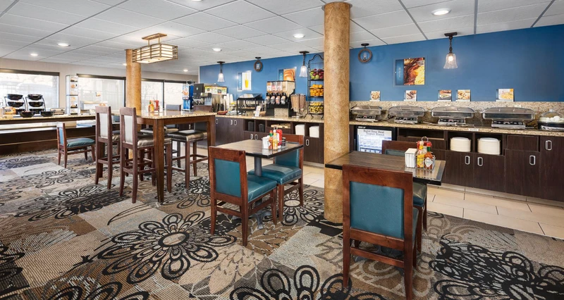 66d71f576a131 Landmark Inn Hero Breakfast Room