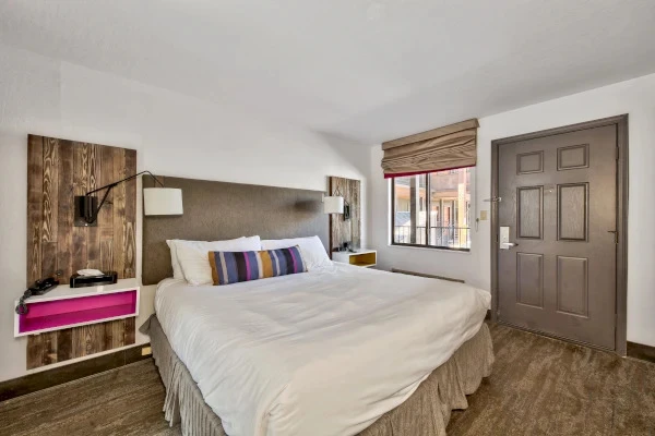 66df0d12e4934 Hotel Becket Heavenly King Bed