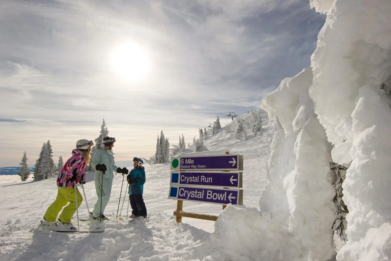 Family Skiing in Sun Peaks © Kelly Funk
