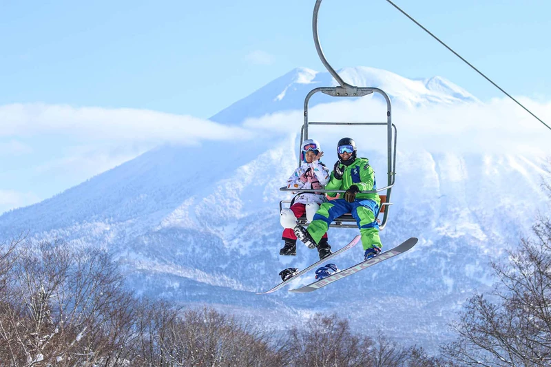 Niseko snow school instructor on chair © Niseko Village