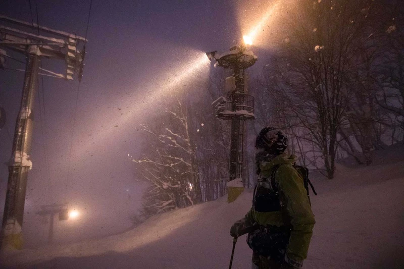 6706ad48d0e52 Night skiing during a snow flurry Niseko Tourism