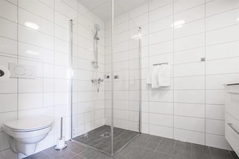 670d1fe925f7a Kamben 2 Bedroom Hotel Apartment Shower Room