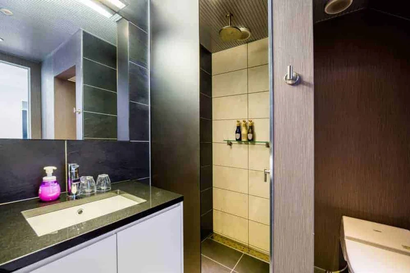 67c043b007808 Phoenix Apartments 2 Bedroom Chalet Bathroom