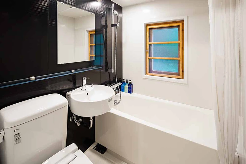 67c6d83851264 Phoenix Apartments 3 Bedroom Aoki Chalet Bathroom