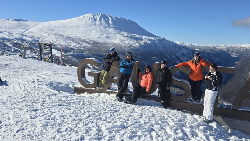 Gausta Sign Ski Safari Team