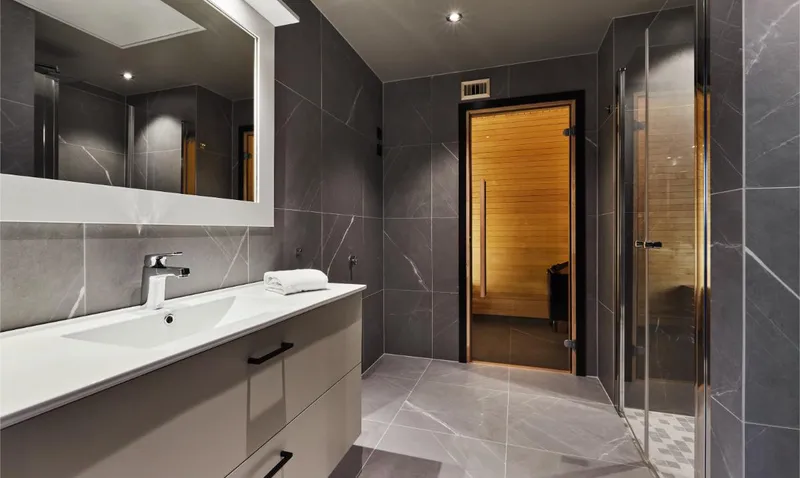 67e6b919ef840 Three Bedroom with Sauna Bathroom