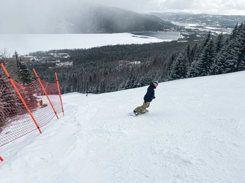 67eab19131213 Shandy Boarding Towards Lake 1