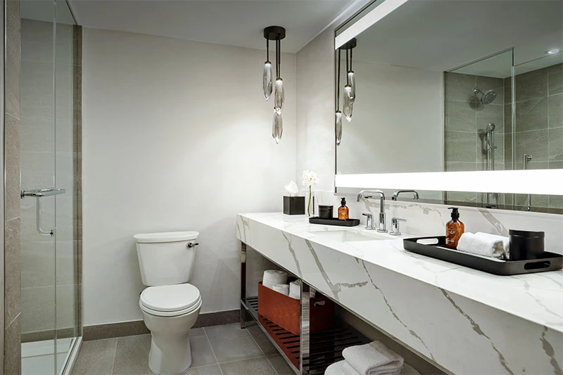 6819e90d50799 Hotel Alpenrock Breckenridge 1 King Bed Bathroom Hotel PORT