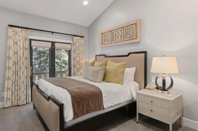 682f120690067 Lodges at Deer Valley Hotel Room Bed