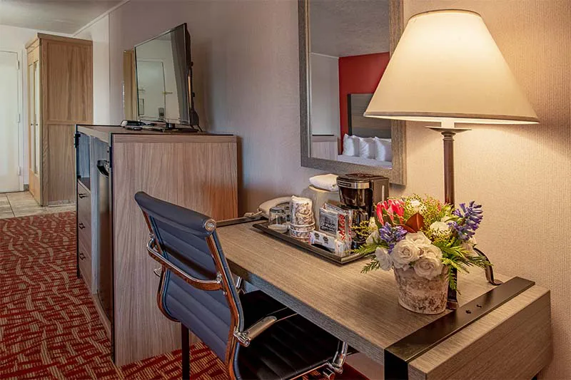 684003b12724049er Inn Suites Hotel Room Desk