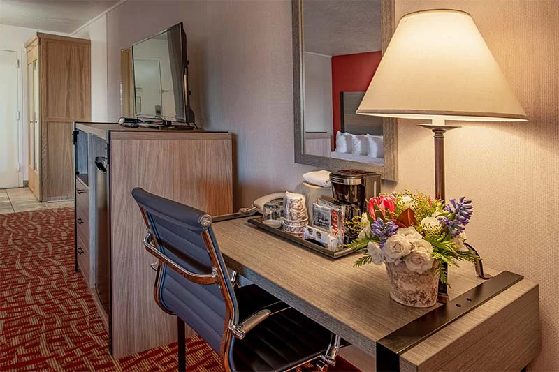 684003b12724049er Inn Suites Hotel Room Desk
