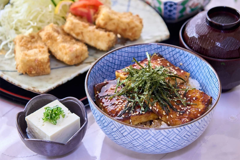 Dining in Osaka © Buddy An - Unsplash