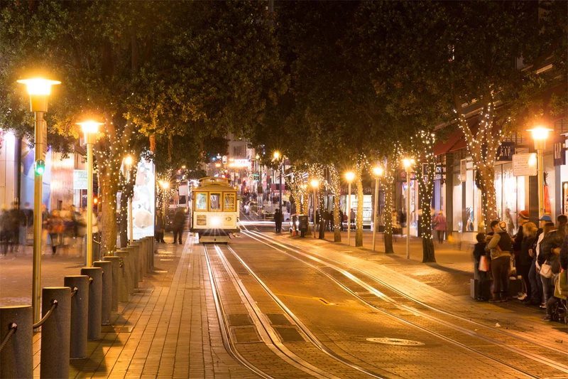 Powell St Cable Car with Christmas Lights © San Francisco Travel Association