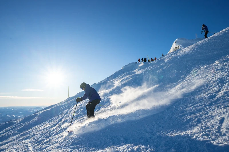 6915fd409677f Skiing down Gaustatoppen Gausta