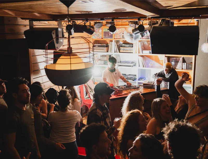 6929d3b0de9ed687a7b17f4398a67d7265947 Nightlife 05446 2 1 2