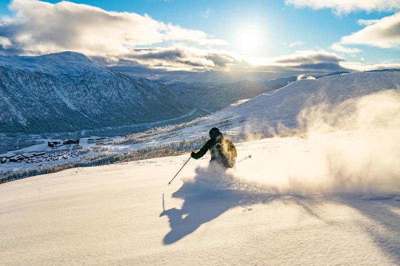 Off-piste skiing in Myrkdalen © Sverre Hjornevik