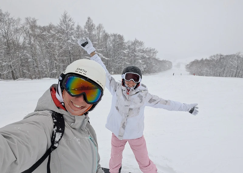 Beccy Zoe in Rusutsu on the snowy slopes of Rusutsu in December 2025
