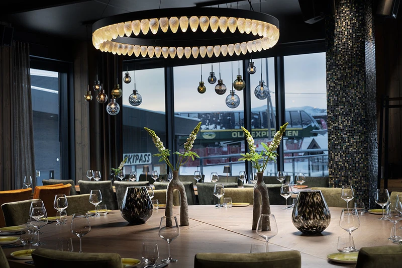 Circular table set for 10 people in the Casa Montagne Restaurant of Riddergaarden Mountain Lodge