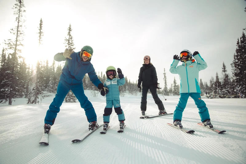 Family Skiing in Kvitfjell © Alpinco