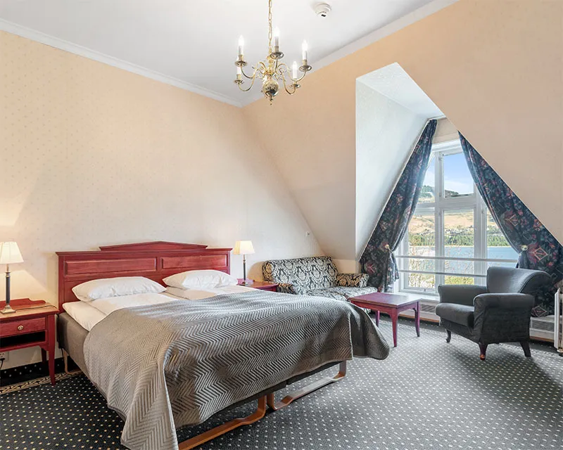 Historic Lake View Family Room beds Fleischers Hotel