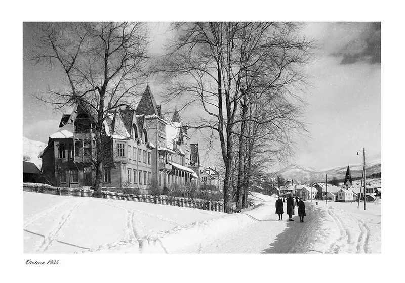 Black and white photograph taken of a snowy Fleischer's Hotel in 1935