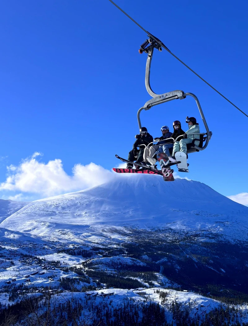 Chairlift in front of Gaustatoppen