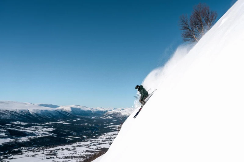 Powder skiing steep off-piste in Oppdal © Alpinco / Marius Nilsen