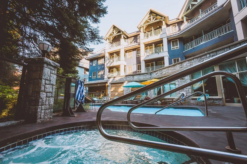 Summit Lodge Boutique Hotel Pool and Tub