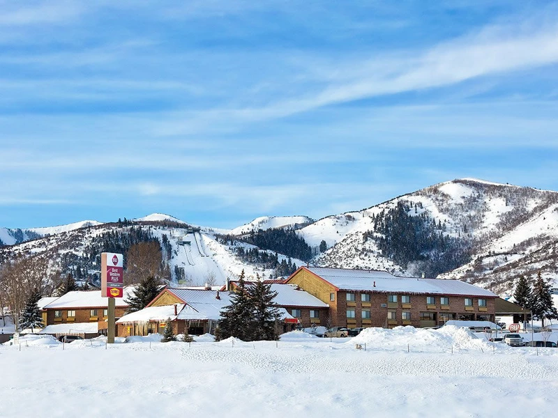 Landmark Inn Exterior