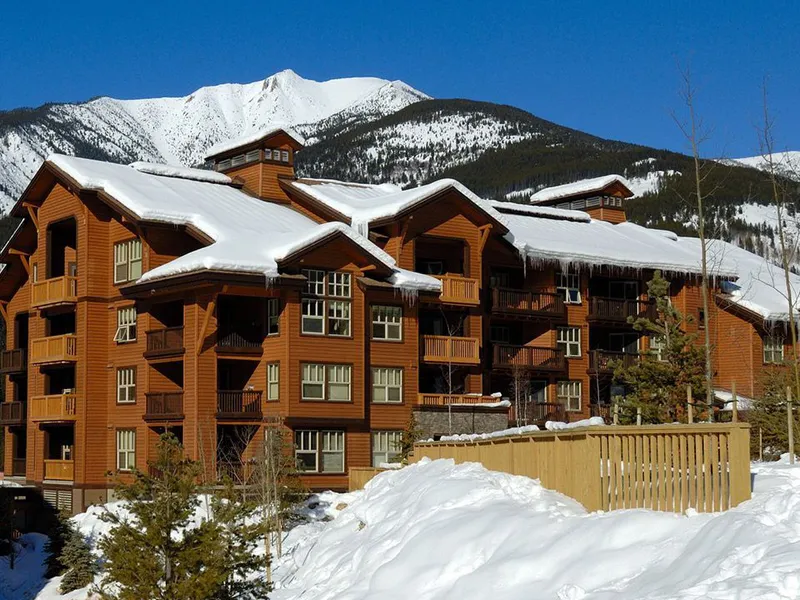 Peaks Lodge Exterior