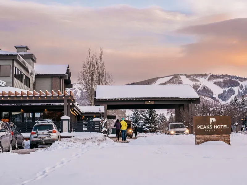 Peak City Peaks Hotel Exterior © Trevor Hooper