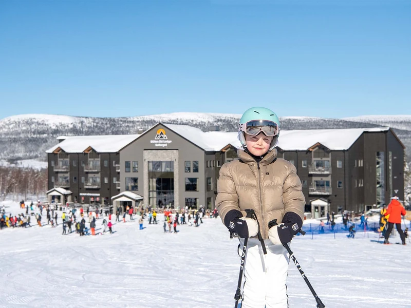 Ski Lodge Soltorget - Child smiles outside building © Stoen.se.jpg