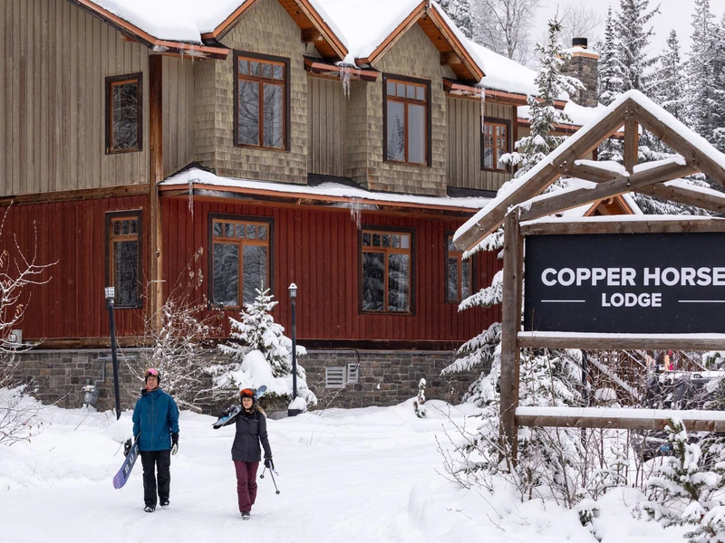 Copper Horse Lodge Exterior & Skiers