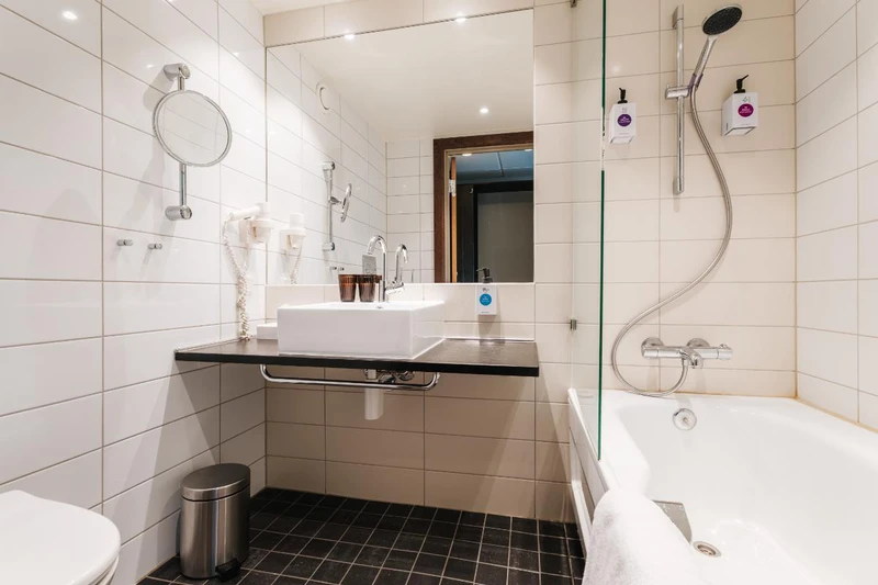 Quality Hotel Skifer - Family Room - Bathroom with Bathtub